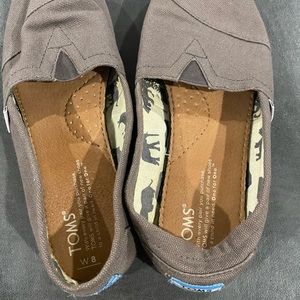 TOMS shoes size 8M gray